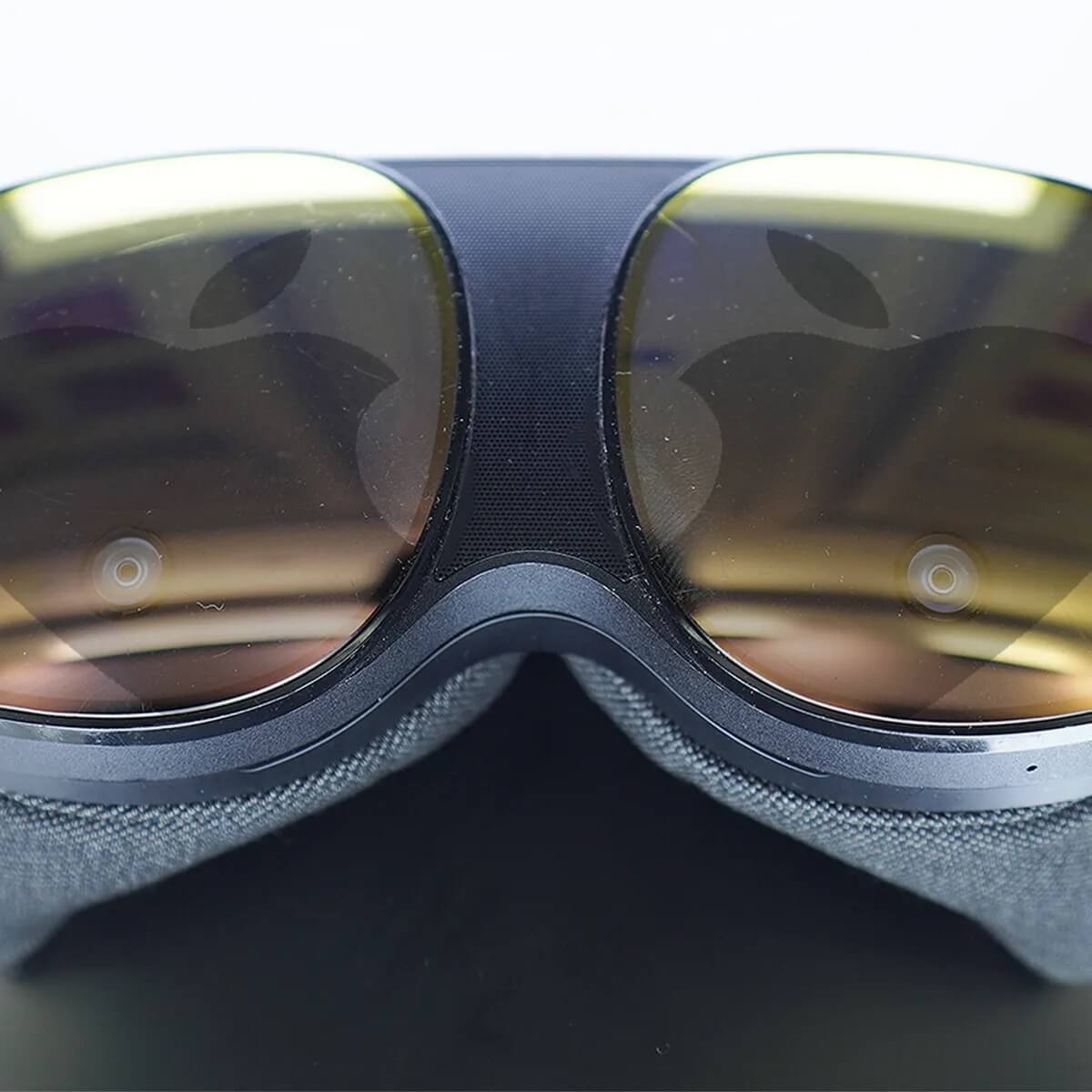 Камеры будут отслеживать движения глаз для более удобной навигации по меню. Фото.