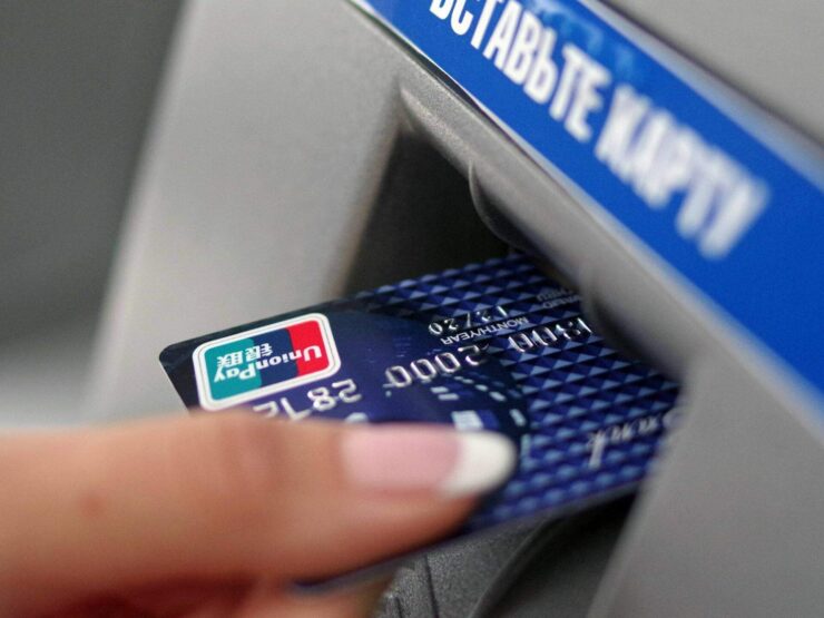 Теперь Тинькофф Банк может выпускать карты UnionPay. Фото.