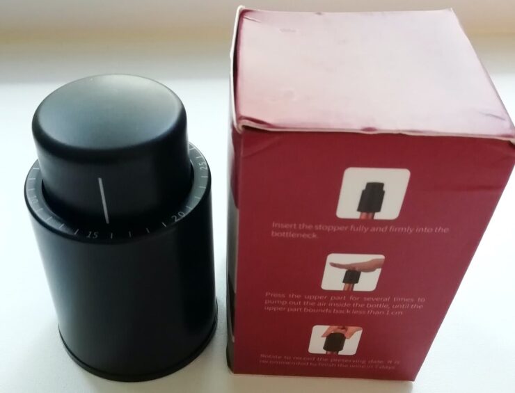 Вакуумная пробка для вина. Пробка позволяет откачать весь воздух из бутылки и хранить её неделю. Фото.