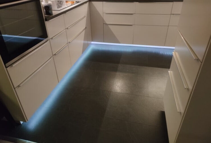 Умная светодиодная лента с Wi-Fi. Тут лента уже установлена. Выглядит красиво. Фото.