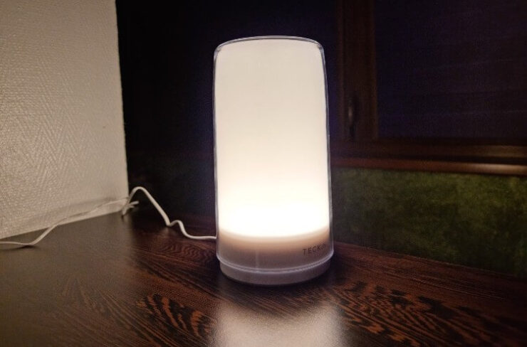 Настольная лампа с разными цветами. Лампа может менять цвет и температуру свечения. Настольная лампа с разными цветами. Лампа может менять цвет и температуру свечения. Фото.