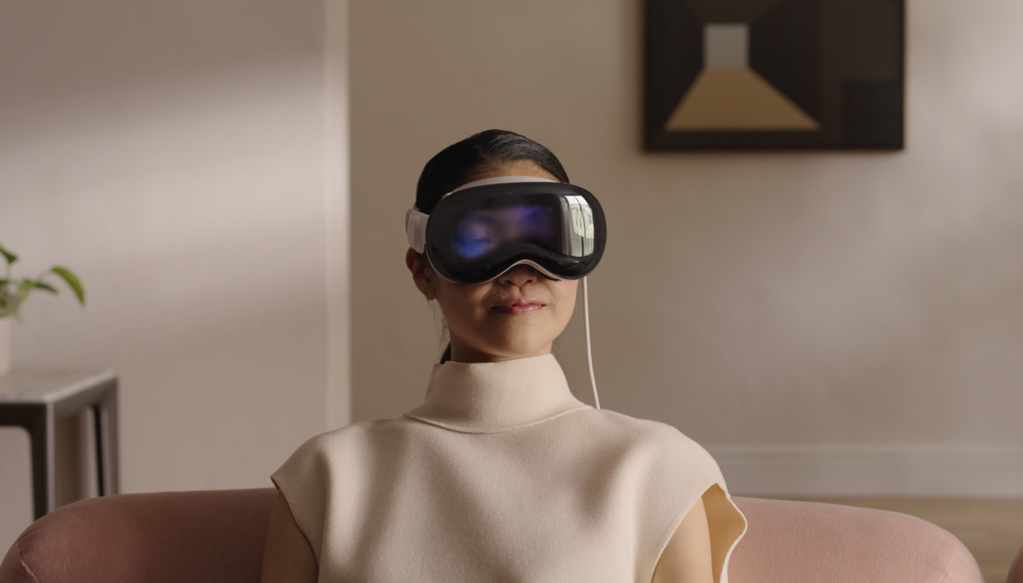 Новая VR-гарнитура Apple Vision Pro с неземными технологиями и коррекцией зрения стоит как 2 стейка. Фото.