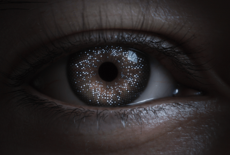 Как выглядит гарнитура Apple Vision Pro. Гарнитура записывает ваши глаза и выводит их на внешний экран, чтобы окружающие знали, что вы смотрите на них. Как выглядит гарнитура Apple Vision Pro. Гарнитура записывает ваши глаза и выводит их на внешний экран, чтобы окружающие знали, что вы смотрите на них. Фото.