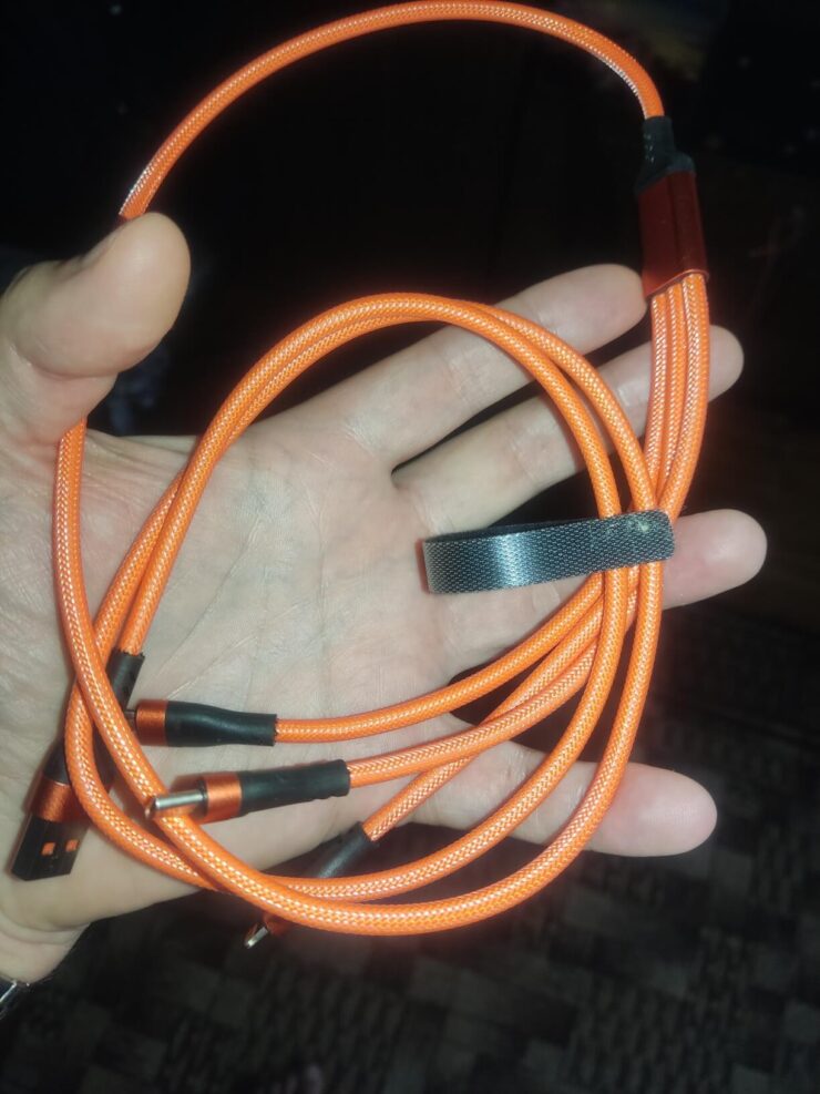 Провод для телефона. Таким проводом можно одновременно заряжать три устройства. Провод для телефона. Таким проводом можно одновременно заряжать три устройства. Фото.