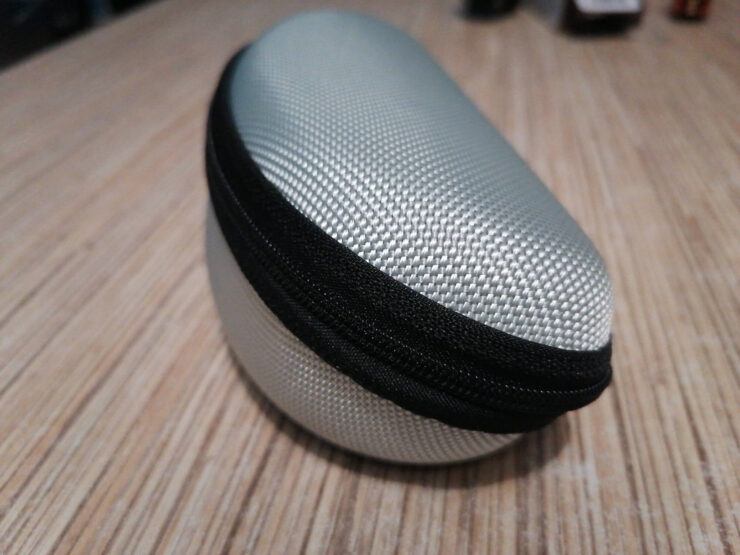 Футляр для солнцезащитных очков. С таким футляром очки можно без проблем кидать в любую сумку. Футляр для солнцезащитных очков. С таким футляром очки можно без проблем кидать в любую сумку. Фото.