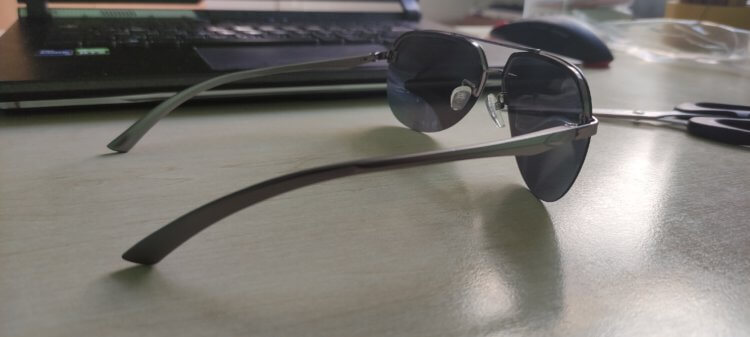 Модные солнцезащитные очки. Дужки очков очень прочные, и просто так их не сломать. Фото.
