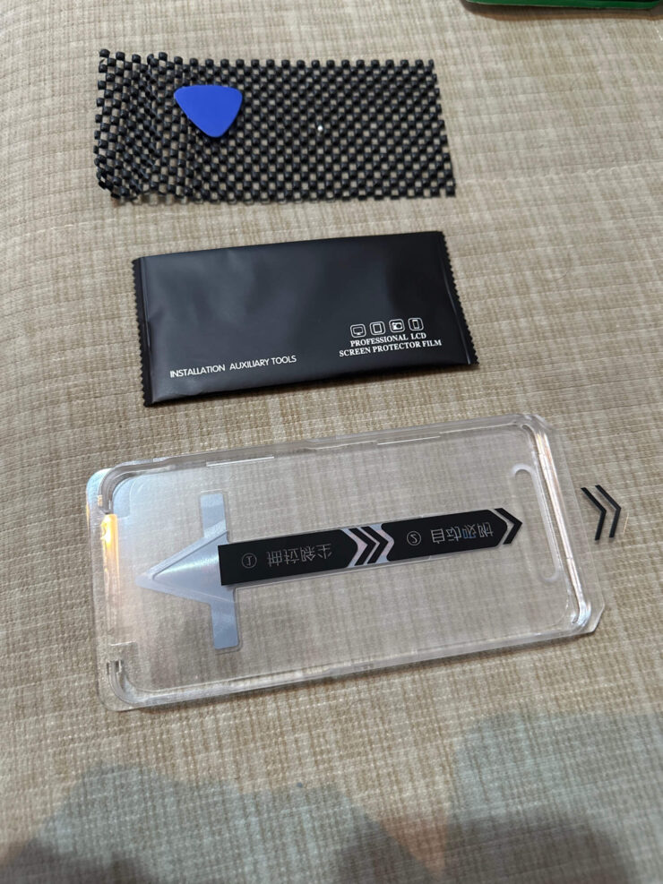 Защитное стекло на Айфон. В комплекте идет специальная форма, которая позволит ровно наклеить стекло. Защитное стекло на Айфон. В комплекте идет специальная форма, которая позволит ровно наклеить стекло. Фото.