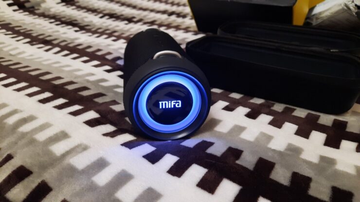 Беспроводная блютуз колонка. Колонка с кайфовой светодиодной подсветкой. Беспроводная блютуз колонка. Колонка с кайфовой светодиодной подсветкой. Фото.