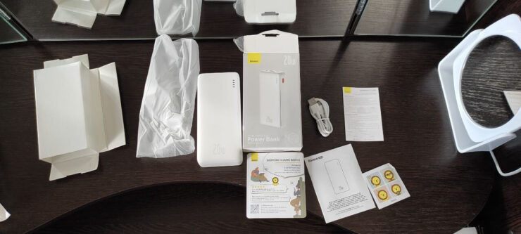 Внешний аккумулятор 20 000 mAh. Аккумулятор продается в белом и черном цветах. Внешний аккумулятор 20 000 mAh. Аккумулятор продается в белом и черном цветах. Фото.