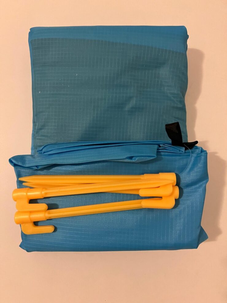 Хоть само покрывало и большое, но сворачивается в очень компактную сумку. Фото.