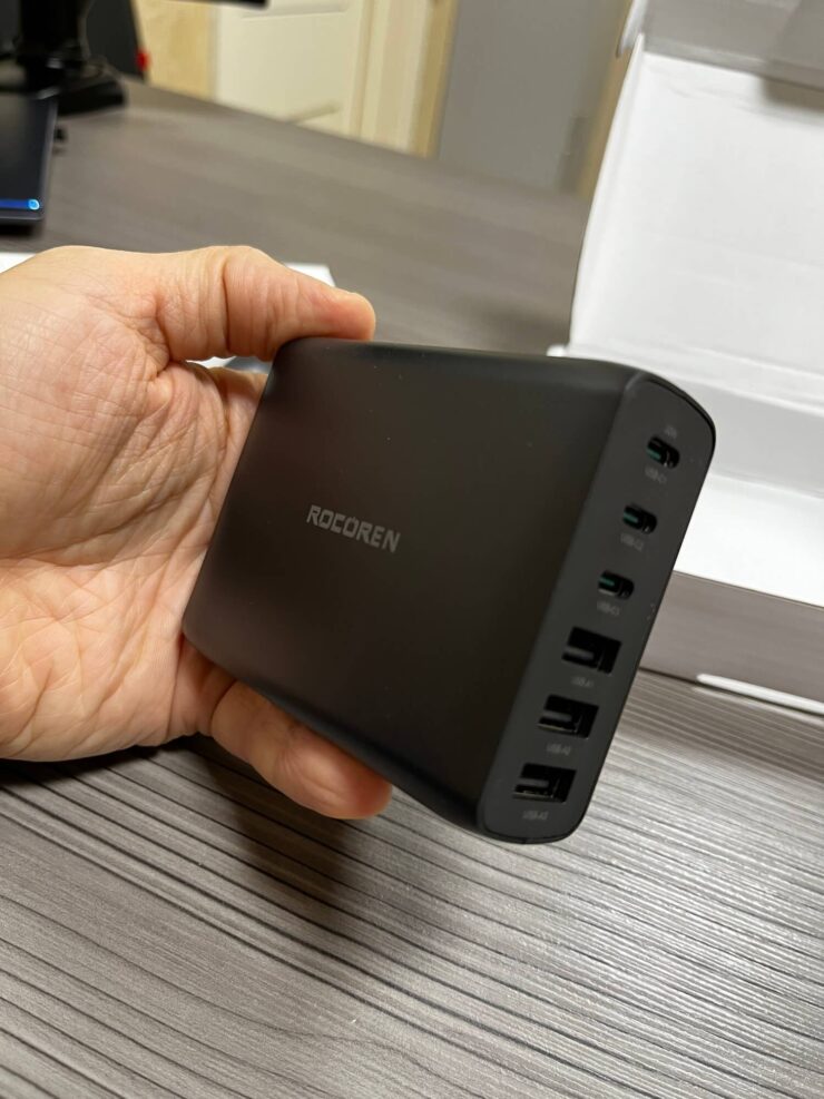 На блоке питания целых шесть портов. Этого хватит на все случаи жизни. Фото.