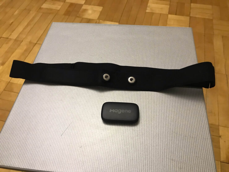 Датчик фиксируется на специальном ремне и передает на смартфон или часы точные данные о пульсе. Фото.