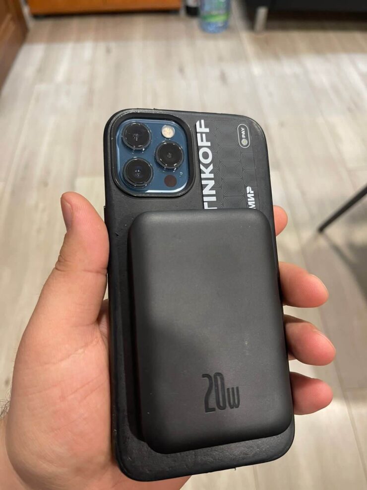 Даже платежный стикер не будет мешать этому внешнего аккумулятору. Фото.