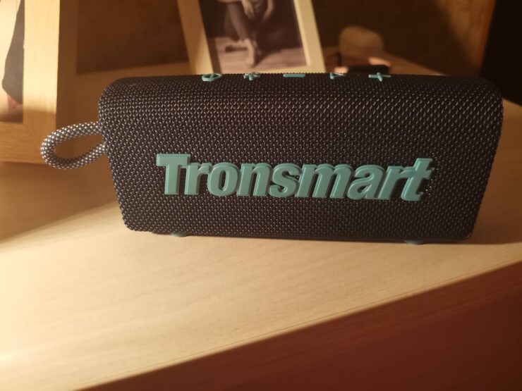 Колонка компактная, так что ее легко можно будет взять с собой. Фото.