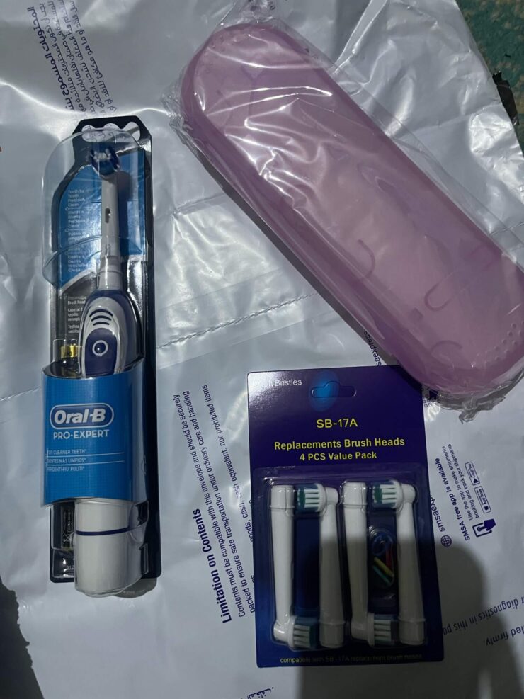 В комплекте со щеткой идет даже футляр для переноски. Фото.