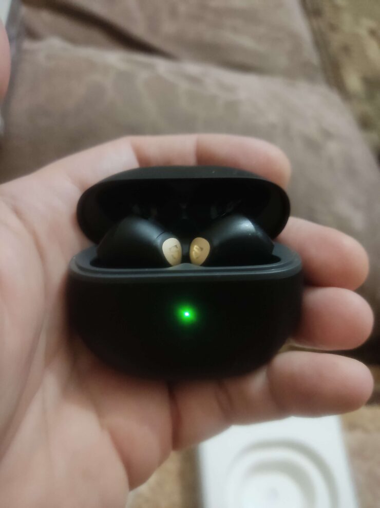 Кейс небольшого размера, поэтому войдет даже в маленькую сумку. Фото.