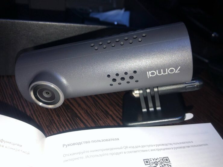 Видеорегистратор компактный и не мешает обзору. Фото.