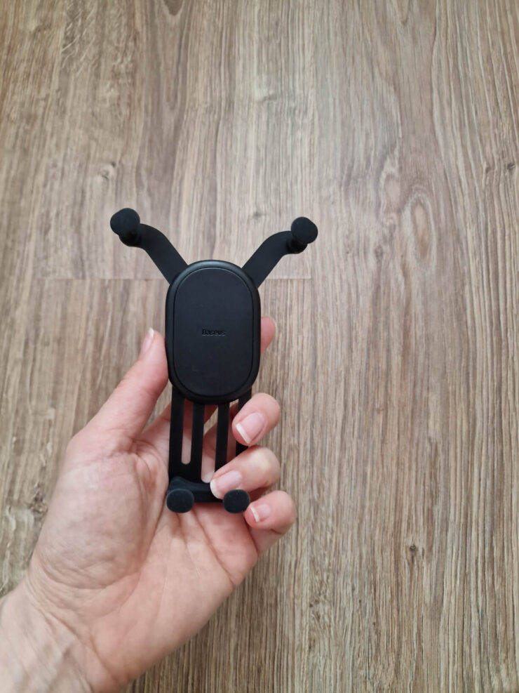 Держатель для телефона в машину. Держатель закрывается под весом смартфона и надежно его фиксирует. Держатель для телефона в машину. Держатель закрывается под весом смартфона и надежно его фиксирует. Фото.