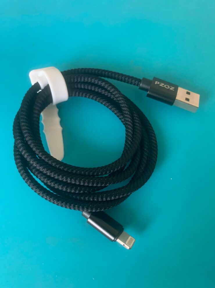 Провод для зарядки Айфона. Провод защищен тканевой оплеткой, а значит проживет значительно дольше оригинального. Провод для зарядки Айфона. Провод защищен тканевой оплеткой, а значит проживет значительно дольше оригинального. Фото.