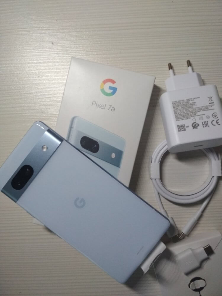 Смартфон Google Pixel 7A. В наличии есть даже крутой голубой цвет. Смартфон Google Pixel 7A. В наличии есть даже крутой голубой цвет. Фото.