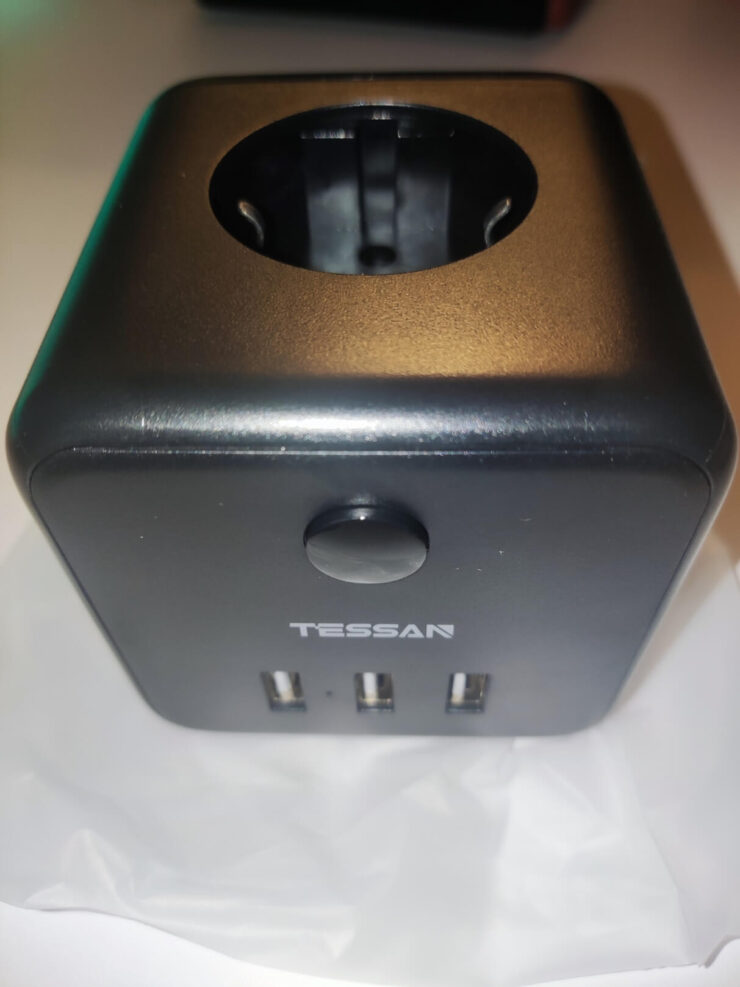 Сетевой фильтр на 3 розетки. Такой сетевой фильтр не занимает много места и не бросается в глаза. Сетевой фильтр на 3 розетки. Такой сетевой фильтр не занимает много места и не бросается в глаза. Фото.