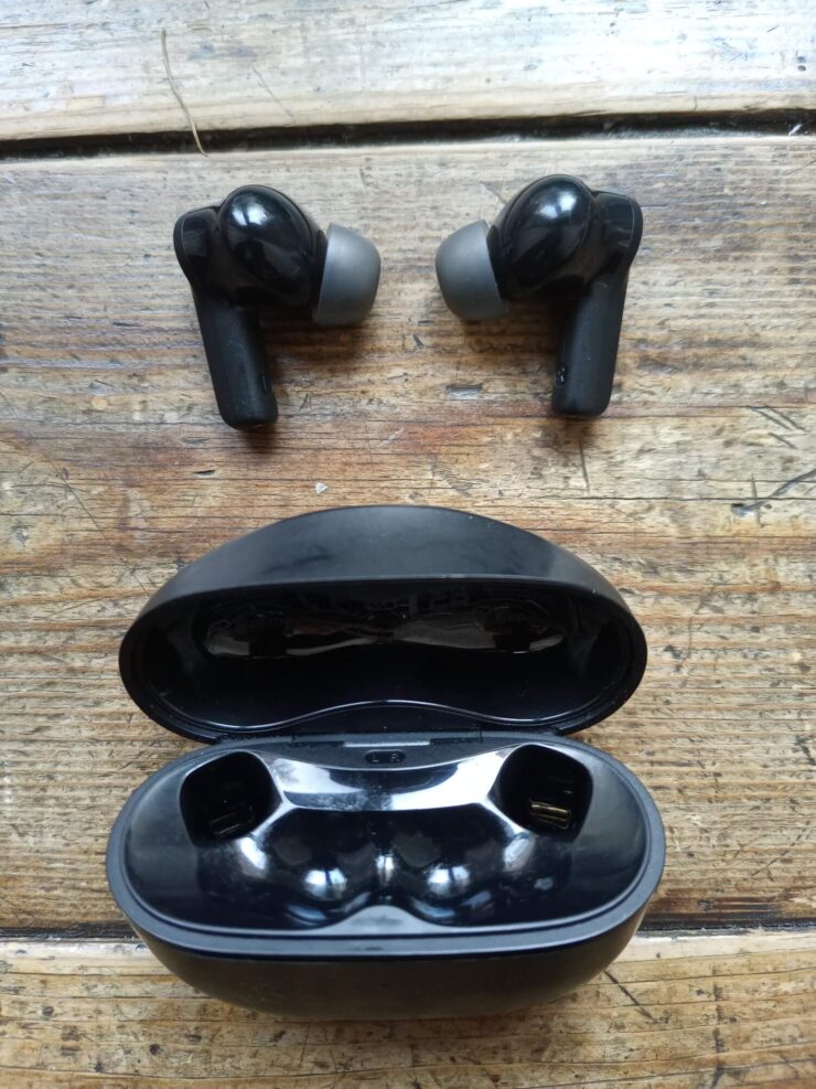 Беспроводные наушники с шумоподавлением. Кейс для наушников очень компактный и легко поместится даже в самой маленькой сумочке. Беспроводные наушники с шумоподавлением. Кейс для наушников очень компактный и легко поместится даже в самой маленькой сумочке. Фото.