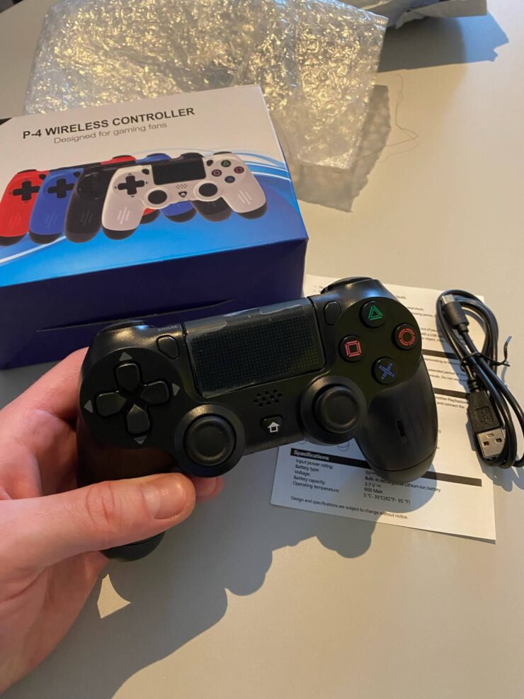 MicroUSB для зарядки идет в комплекте. Поэтому проблем поиском провода не возникнет. Фото.