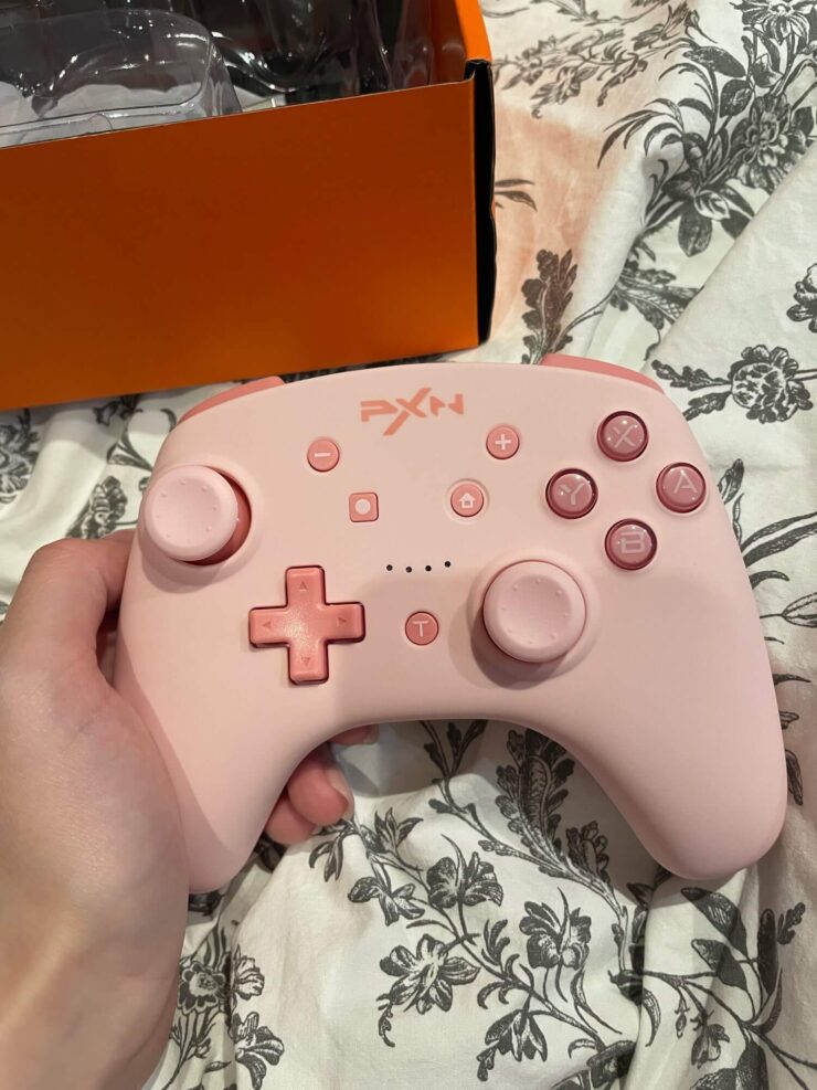 Геймпад может показаться немного массивным. Фото.