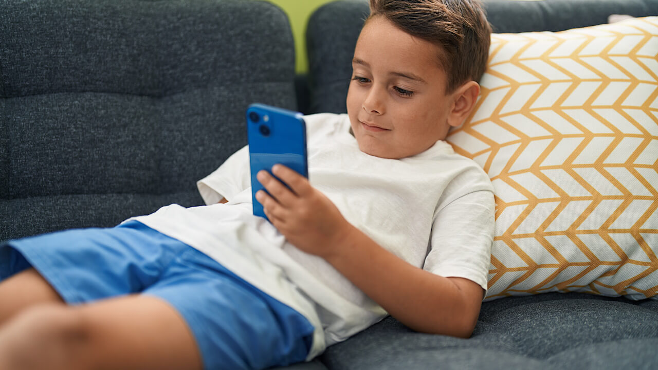 На каком расстоянии держать телефон от глаз. В первую очередь механизм призван уберечь детей и помочь им сохранить зрение. Фото.