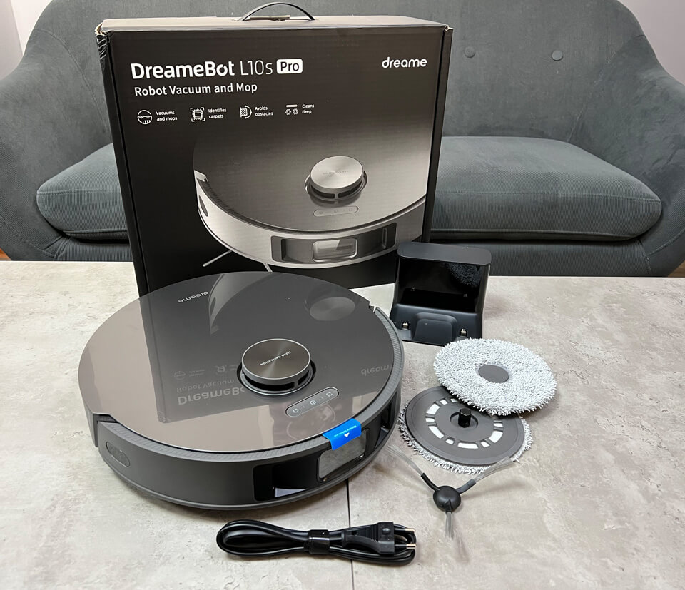 В комплекте с Dreame Bot L10s Pro идет все самое необходимое. Фото.