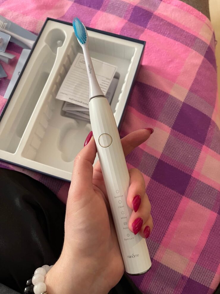 Такую зубную щетку можно спокойно брать в поездки и не переживать, что она разрядится. Фото.