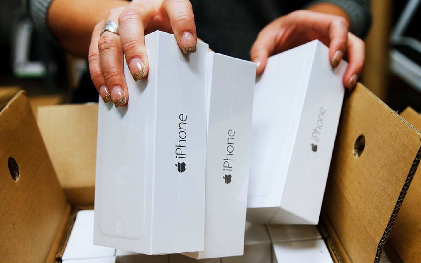 Будут ли продаваться Айфоны в России. iPhone довольно сложно заменить в России в отличие от других устройств. Фото.