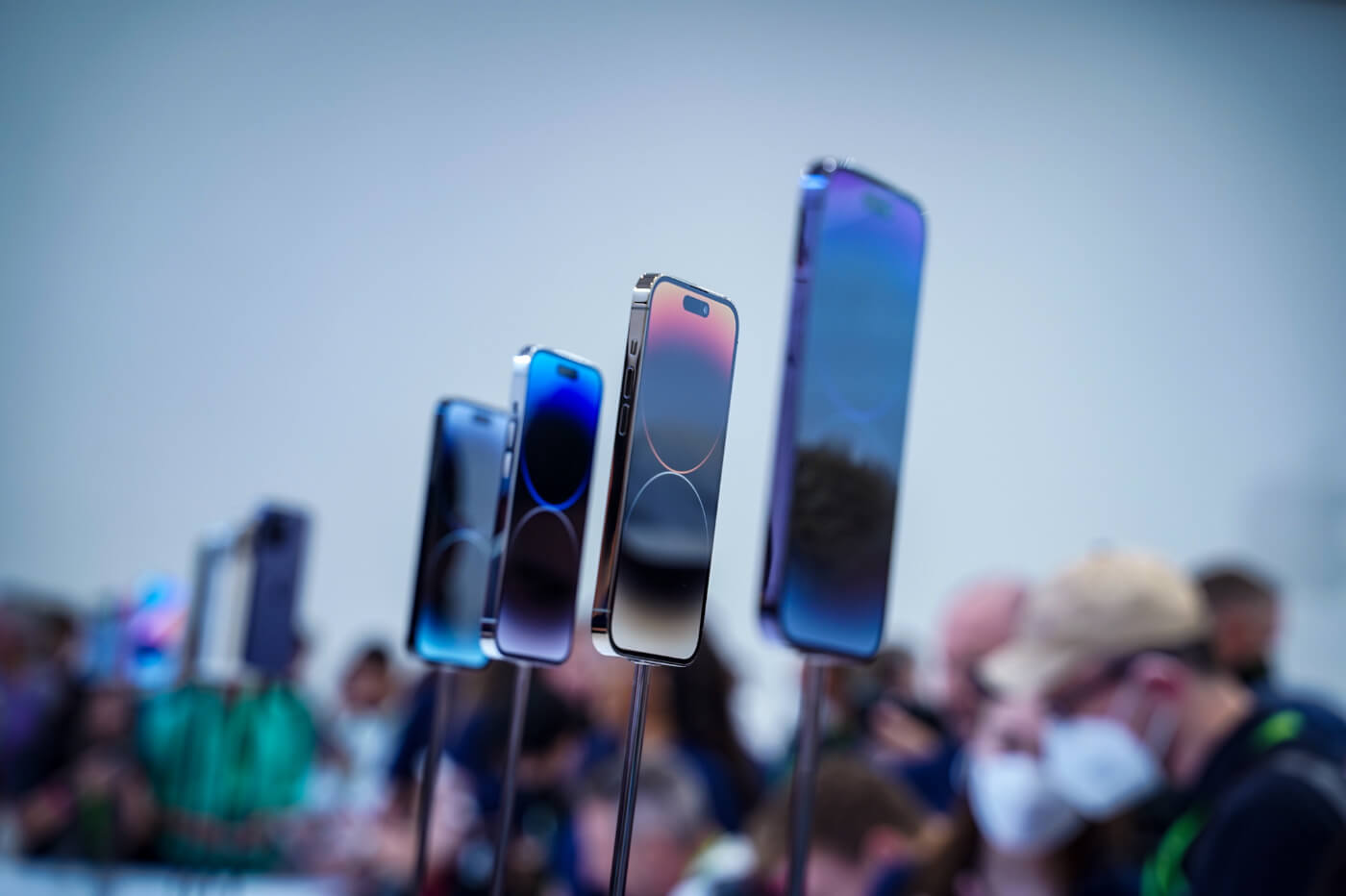 Продажи iPhone в России. Айфоны не покупают не из-за ограничений Apple, а из-за высокой цены. Фото.