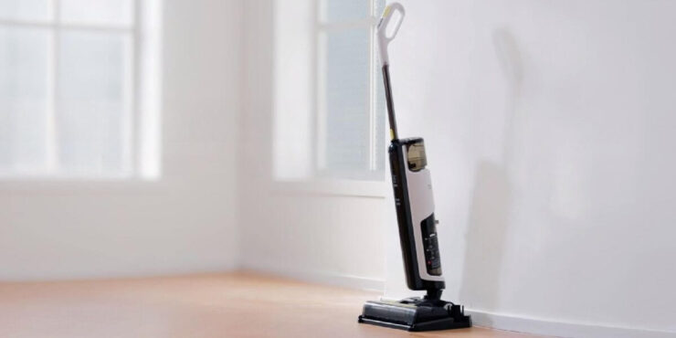 Пылесос с самоочисткой. Станция самоочистки не привязана к розетке, поэтому ее можно перемещать в любое место квартиры. Пылесос с самоочисткой. Станция самоочистки не привязана к розетке, поэтому ее можно перемещать в любое место квартиры. Фото.