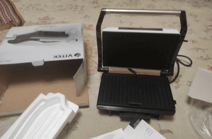 Недорогой электрический гриль. Единственный недостаток этого гриль — несъёмные пластины. Фото.