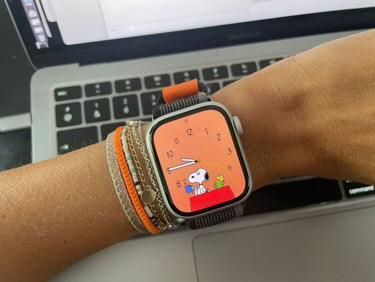 Как установить циферблат на Apple Watch. Снупи очень здорово смотрится на экране Apple Watch. Фото.