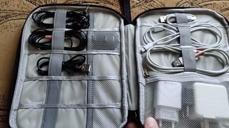 Сумка-органайзер для проводов. Есть даже место для внешнего аккумулятора. Фото.