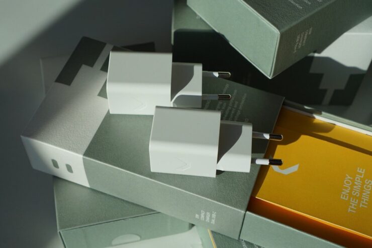 Зарядка для Айфона. Зарядка компактная, что не может не радовать. Фото.