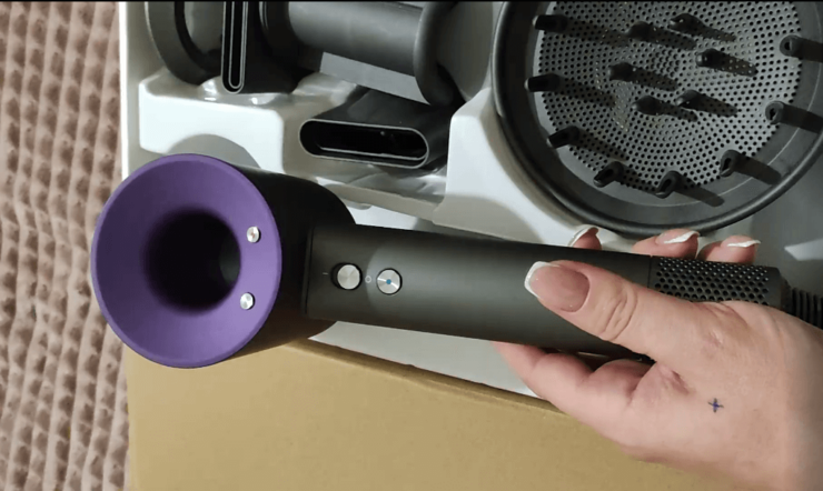 Фен аналог Дайсона с насадками. В комплекте с феном идет большое количество насадок. Фото.