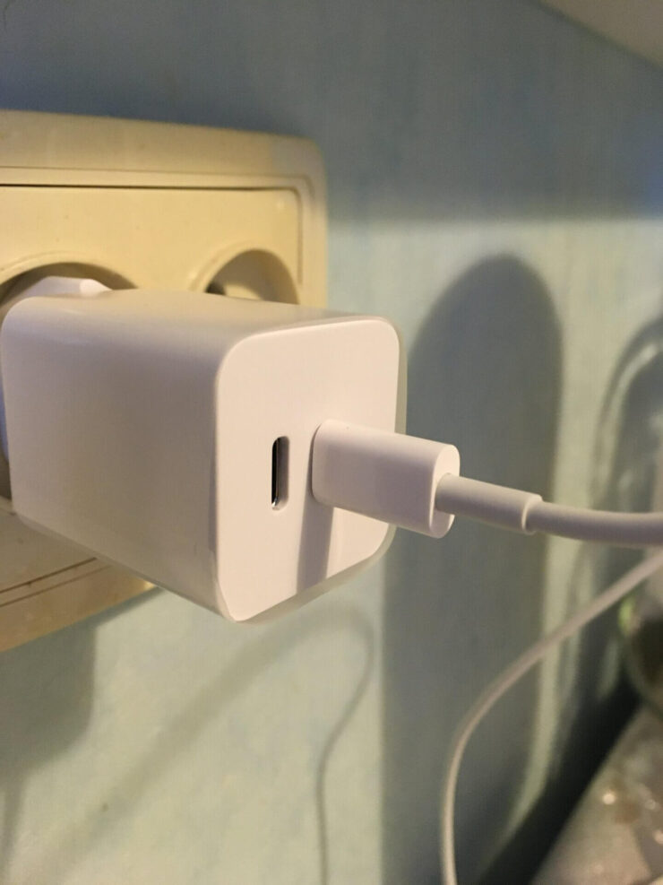 Зарядка для Айфона. Блок питания компактный, поэтому его можно спокойно брать с собой. Зарядка для Айфона. Блок питания компактный, поэтому его можно спокойно брать с собой. Фото.