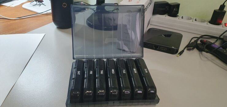 Таблетница на 7 дней. Можно разложить лекарства на три приема в каждый из дней недели. Таблетница на 7 дней. Можно разложить лекарства на три приема в каждый из дней недели. Фото.