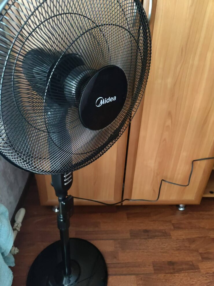 Вентилятор с пультом управления. Вентилятор поддерживает дистанционное управление. Вентилятор с пультом управления. Вентилятор поддерживает дистанционное управление. Фото.