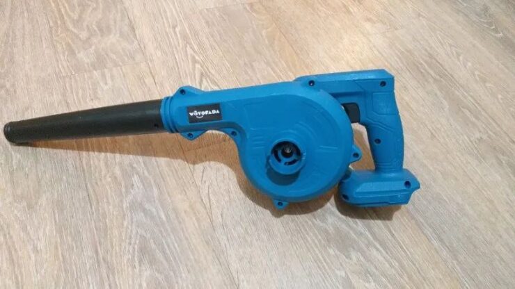 Как почистить клавиатуру от крошек и пыли. Этой штукой можно продуть всё, что угодно. Буквально. Фото.