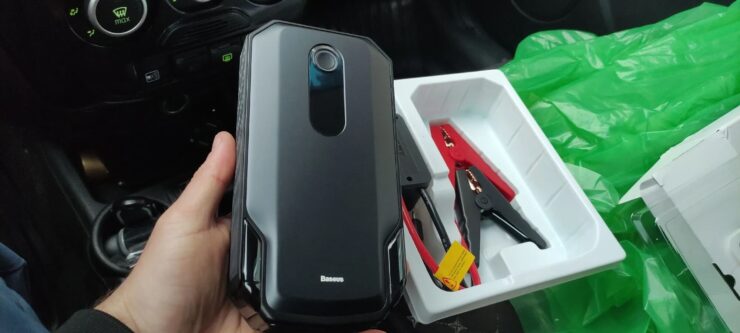 Пусковое устройство для автомобиля. Мало того, что сможете завести машину, так еще и телефон зарядите. Пусковое устройство для автомобиля. Мало того, что сможете завести машину, так еще и телефон зарядите. Фото.