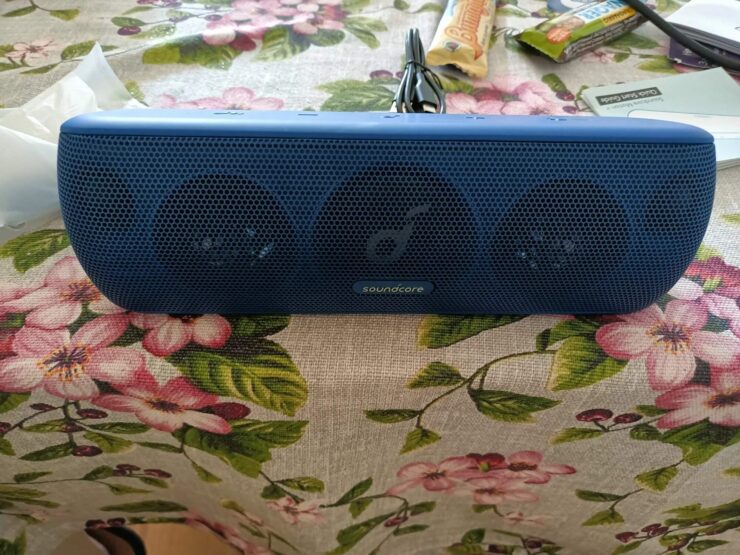 Беспроводная блютуз колонка. Колонка еще и выглядит очень стильно. Беспроводная блютуз колонка. Колонка еще и выглядит очень стильно. Фото.