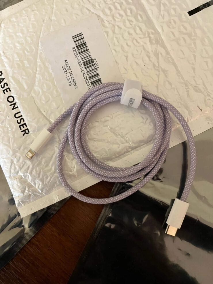 Провод для зарядки Айфона. Провод прочный и прослужит вам долго. Провод для зарядки Айфона. Провод прочный и прослужит вам долго. Фото.