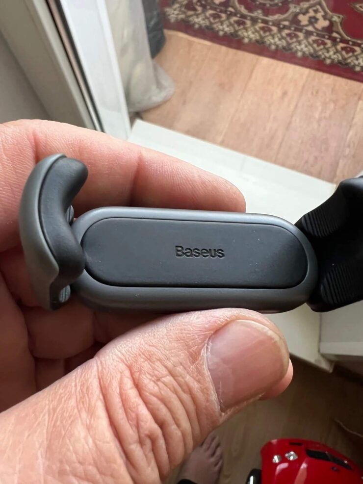 Держатель для телефона в машину. Кажется, что держатель хлипкий, но это впечатление обманчиво. Держатель для телефона в машину. Кажется, что держатель хлипкий, но это впечатление обманчиво. Фото.