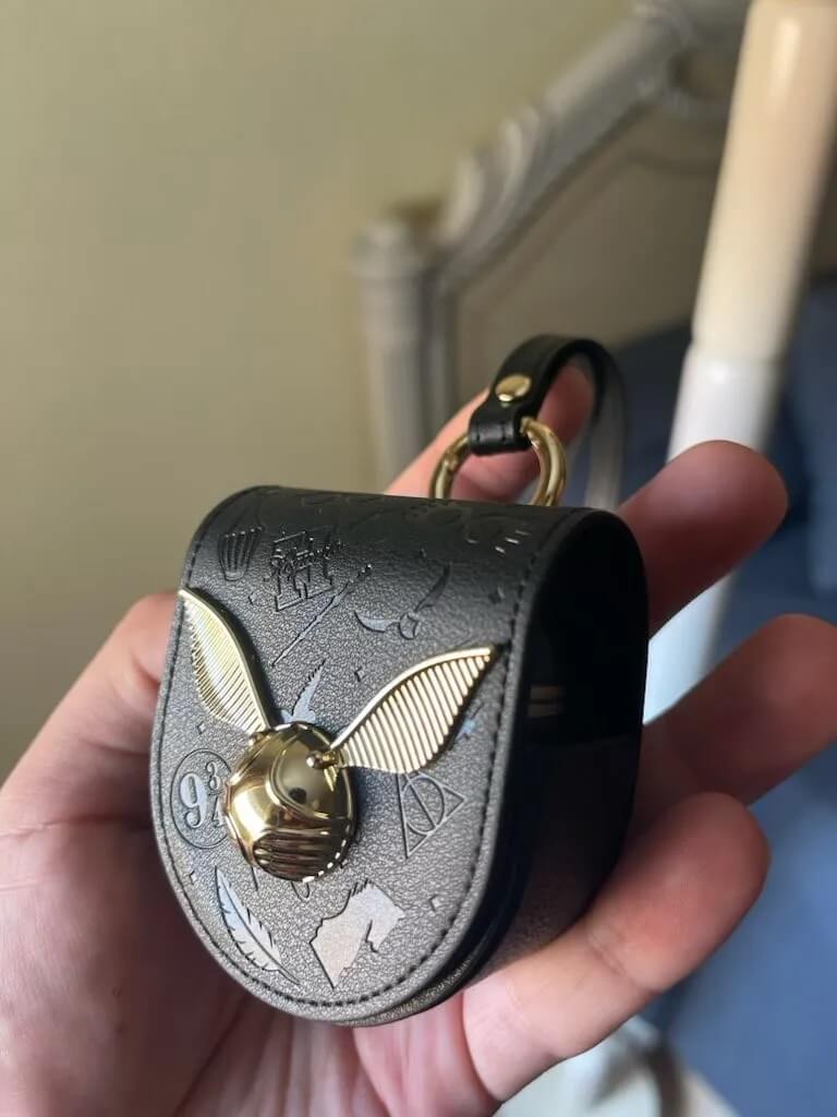 Наушники Redmi Buds 4 Гарри Поттер. В комплекте с наушниками идет вот такой шикарный чехол со снитчем. Фото.