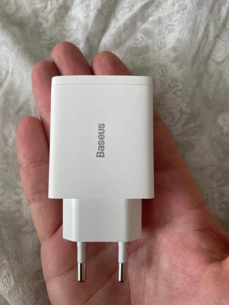 Быстрая зарядка для Айфона. Зарядка хоть и быстрая, но при этом небольшая. Быстрая зарядка для Айфона. Зарядка хоть и быстрая, но при этом небольшая. Фото.