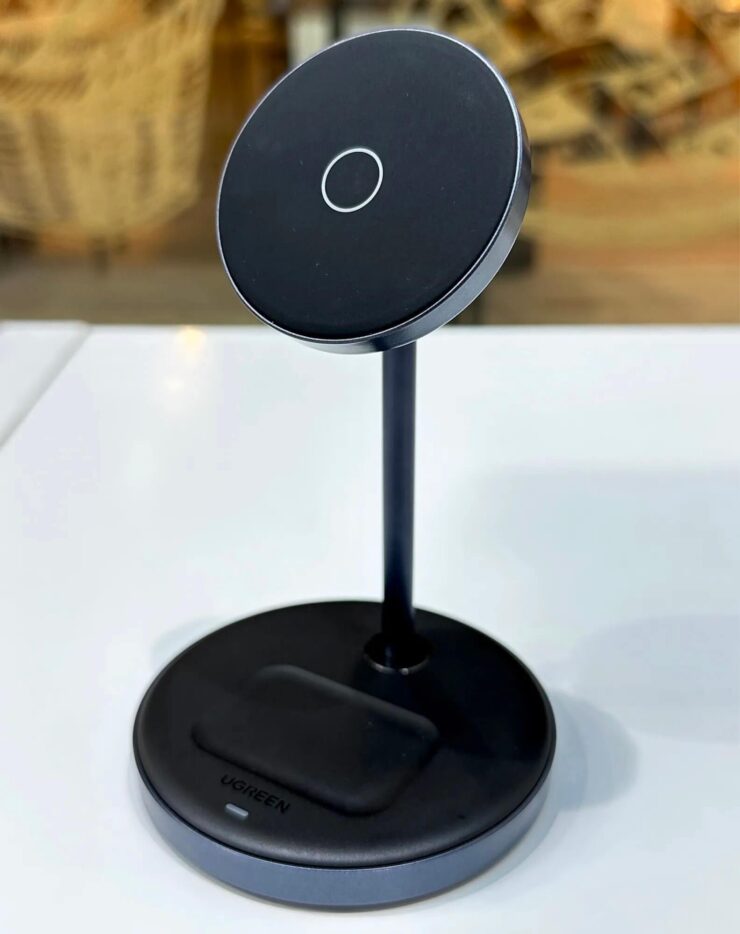 Подставка для телефона на стол. На этой подставке можно заряжать не только телефон, но и наушники. Подставка для телефона на стол. На этой подставке можно заряжать не только телефон, но и наушники. Фото.